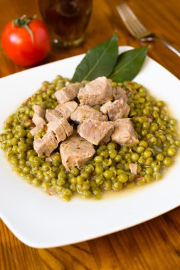 Et ve bahar bezelye güveç