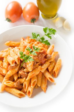 Mezze penne domuz eti et ve domates sosu ile