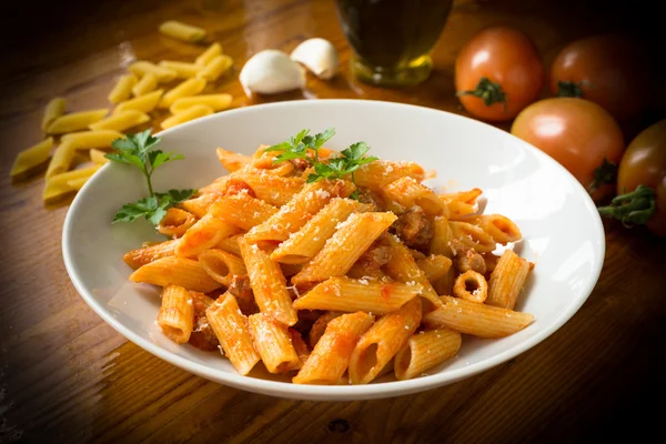 Penne Mezze com carne de porco e molho de tomate — Fotografia de Stock