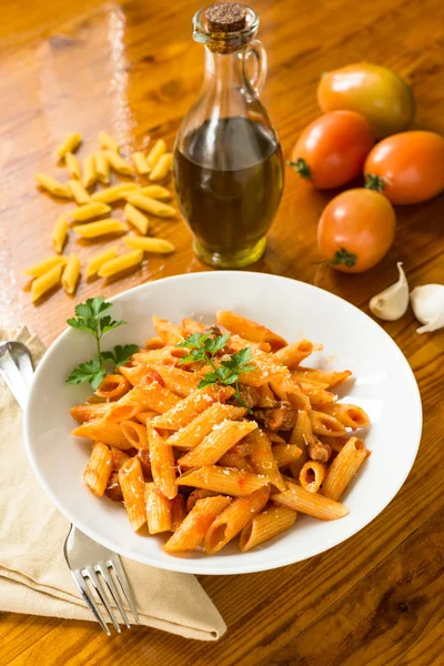 Mezze penne con carne di maiale e sugo di pomodoro — Foto Stock