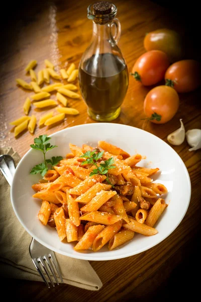 Penne Mezze com carne de porco e molho de tomate — Fotografia de Stock