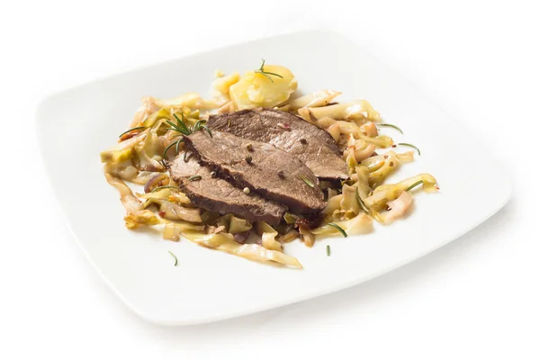 Arrosto di manzo con guarnitura vegetale — Foto Stock