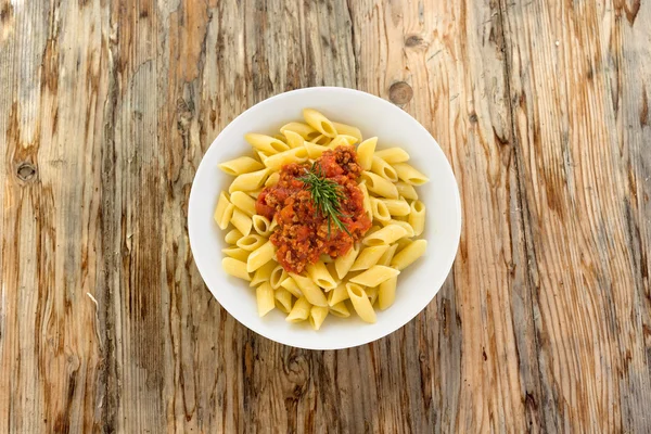 Mezze penne con salsa ragout, pasta italiana —  Fotos de Stock