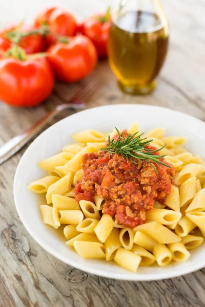 Penne de mezze com molho de ragu, massa italiana — Fotografia de Stock