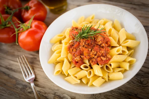 Mezze penne met ragout saus, Italiaanse Pasta — Stockfoto