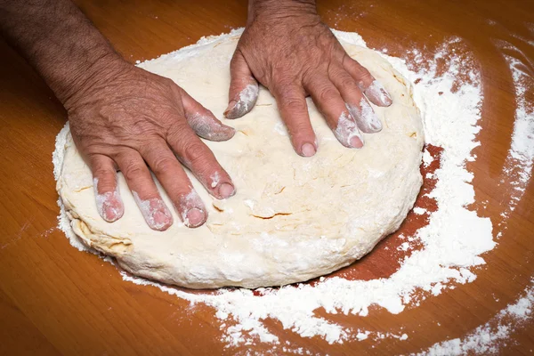 Pizza zubereiten — Stockfoto