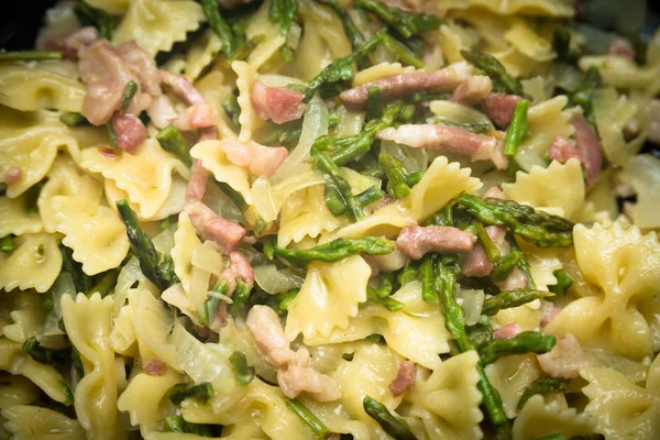Farfalle aux asperges et bacon, cuisine italienne — Photo