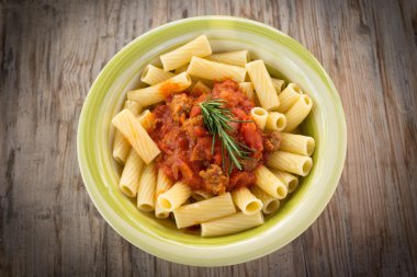 Maccheroni sosis ve domates sos ile