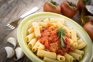 Maccheroni sosis ve domates sos ile