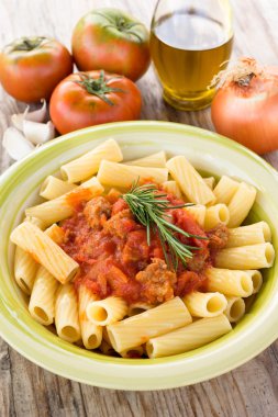 Maccheroni sosis ve domates sos ile