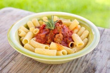 Maccheroni sosis ve domates sos ile