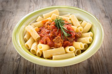 Maccheroni sosis ve domates sos ile