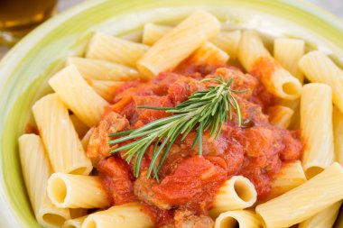 Maccheroni sosis ve domates sos ile