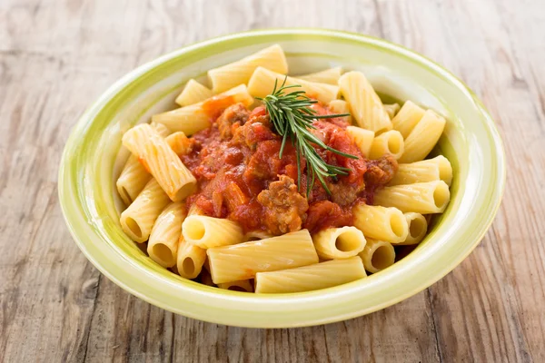 Maccheroni sosie kiełbasy i pomidorów — Zdjęcie stockowe