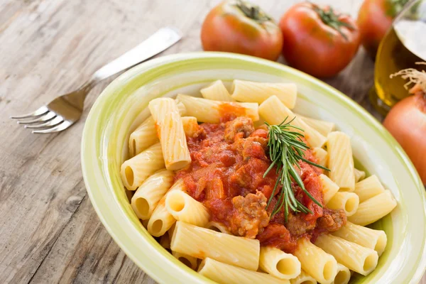 Maccheroni met worst en tomatensaus — Stockfoto