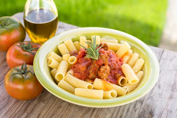 Maccheroni sosis ve domates sos ile