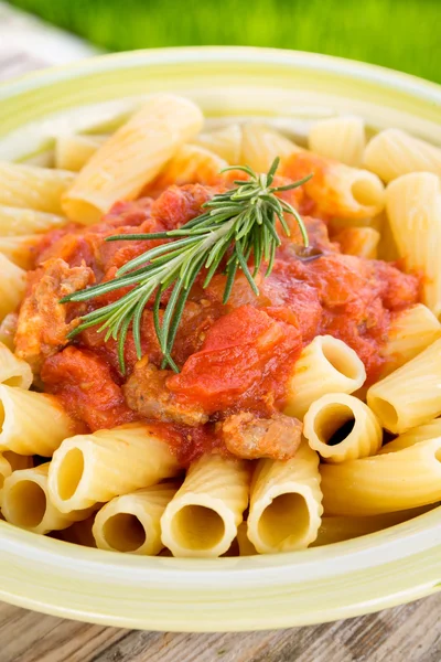 Maccheroni med korv och tomat sås — Stockfoto