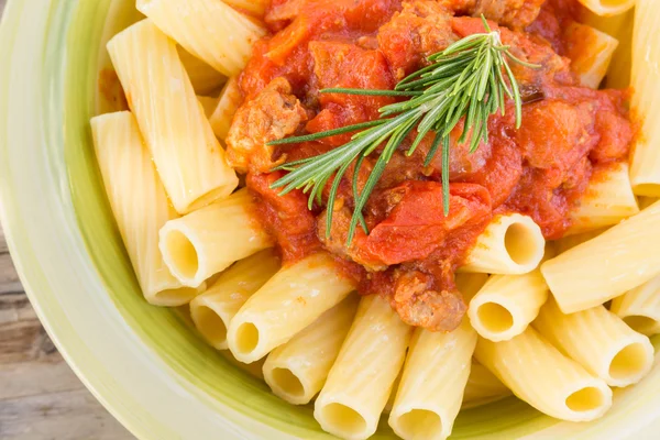 Maccheroni met worst en tomatensaus — Stockfoto