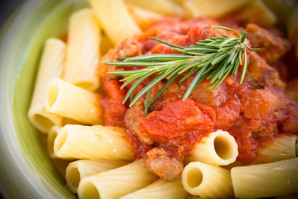 Maccheroni con salchicha y salsa de tomate —  Fotos de Stock