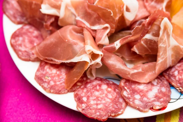Salame e prosciutto, antipasto italiano — Foto Stock