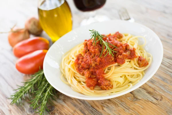 Ragout Spaghetti op houten tafel — Stockfoto