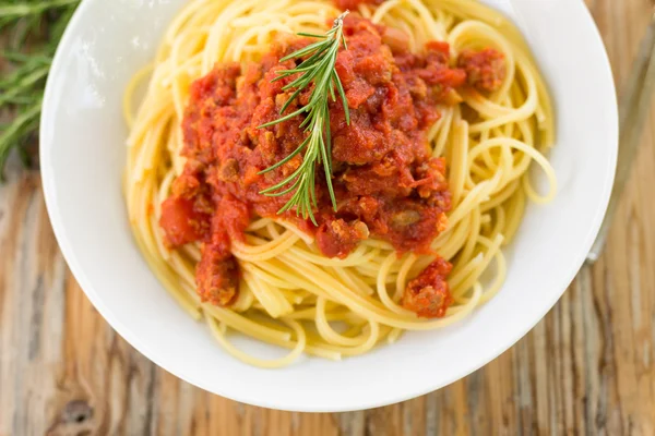 Yahni spagetti ahşap tablo — Stok fotoğraf