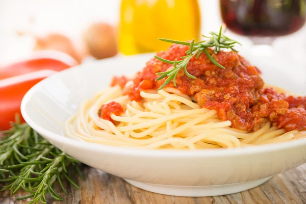 Ragout Spaghetti op houten tafel — Stockfoto