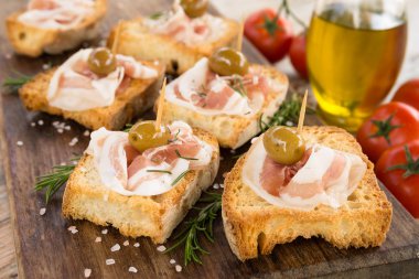 Pastırma ve zeytin, crostini İtalyan parmak gıda