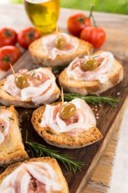 Pastırma ve zeytin, crostini İtalyan parmak gıda