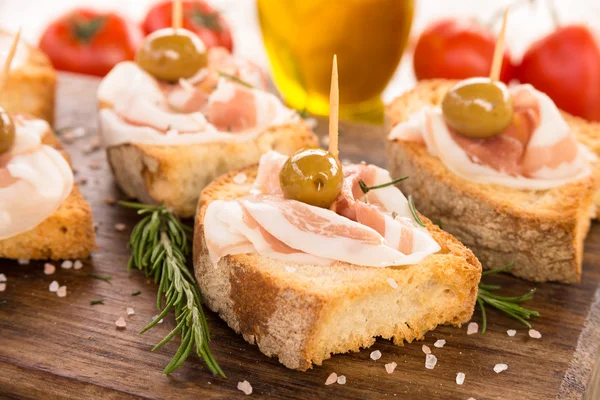 Crostini con tocino y aceitunas, Comida italiana para los dedos —  Fotos de Stock