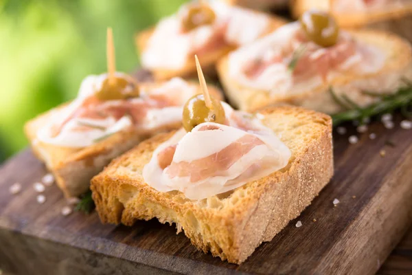 Crostini con tocino y aceitunas, Comida italiana para los dedos —  Fotos de Stock