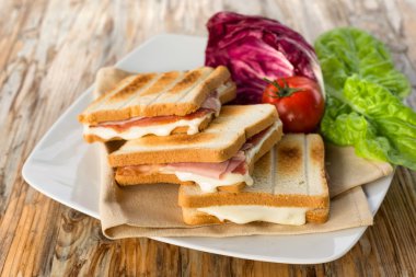 Jambonlu ve peynirli tost