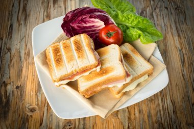 Jambonlu ve peynirli tost