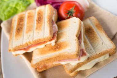 Jambonlu ve peynirli tost