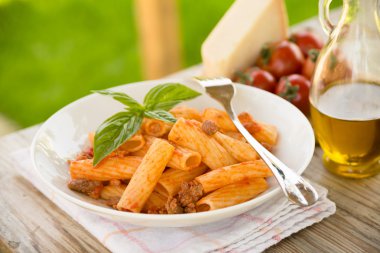 Domates ve et ile Rigatoni