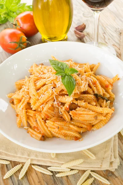 Malloreddus s rajčatovou omáčkou, maso a sýr, sardinské kuchyně — Stock fotografie