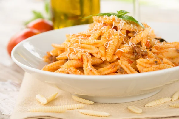 Malloreddus com molho de tomate, carne e queijo, cozinha da Sardenha — Fotografia de Stock