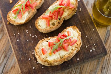 Domates ve peynir ile İtalyan bruschette