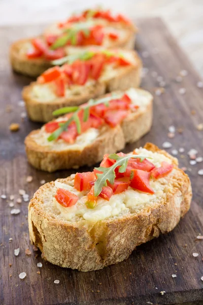 Bruschette italiano con tomate y queso —  Fotos de Stock