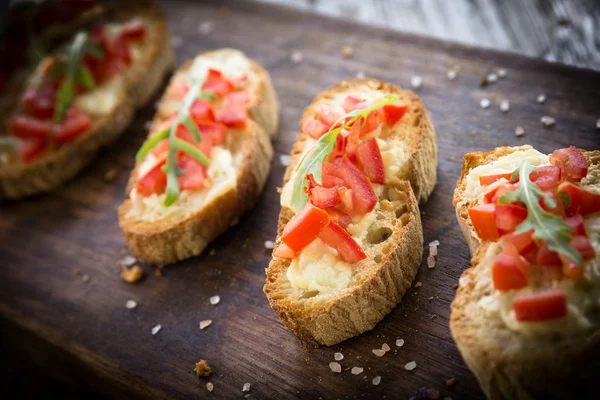 Italienska bruschette med tomat och ost — Stockfoto