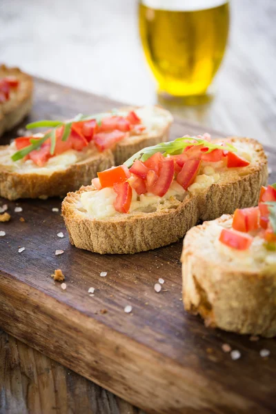 意大利 bruschette 与番茄和奶酪 — 图库照片