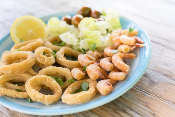 Fried calamari and shrimp — Stock Photo, Image