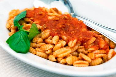 Malloreddus alla Campidanese, sosis soslu geleneksel Sardunya makarnası, İtalyan yemeği.