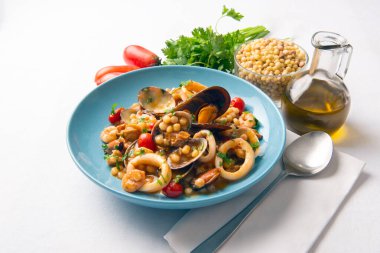 Deniz ürünleri fregula, tipik Sardunya makarnası, İtalyan yemeği. 