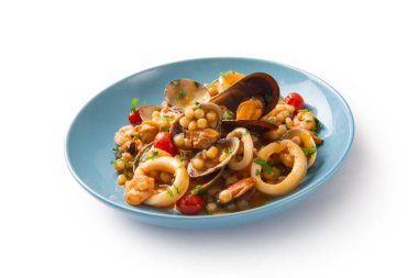 Deniz ürünleri fregula, tipik Sardunya makarnası, İtalyan yemeği. 