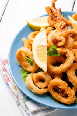 Taze limonlu kızarmış kalamar, Akdeniz mezeleri. 