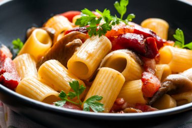 Guanciale ve mantarlı makarna, İtalyan makarnası. 