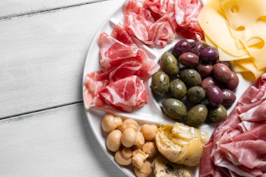 Yağda pişmiş et, peynir ve sebze tepsisi, İtalyan aperatifleri 