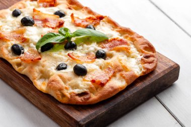 Guanciale, pecorino ve siyah zeytinli Pinsa, İtalyan yemeği. 