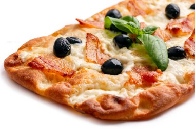 Guanciale, pecorino ve siyah zeytinli Pinsa, İtalyan yemeği. 